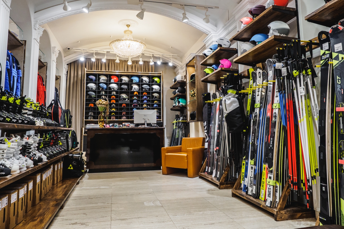 Спорт магазин. Магазин горных лыж. Магазин спортивного снаряжения. Спортивные магазины лыжные