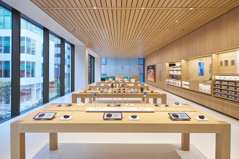 Apple_Ginza_Japan_media_preview_level_2_product_zone_big_jpg_large
