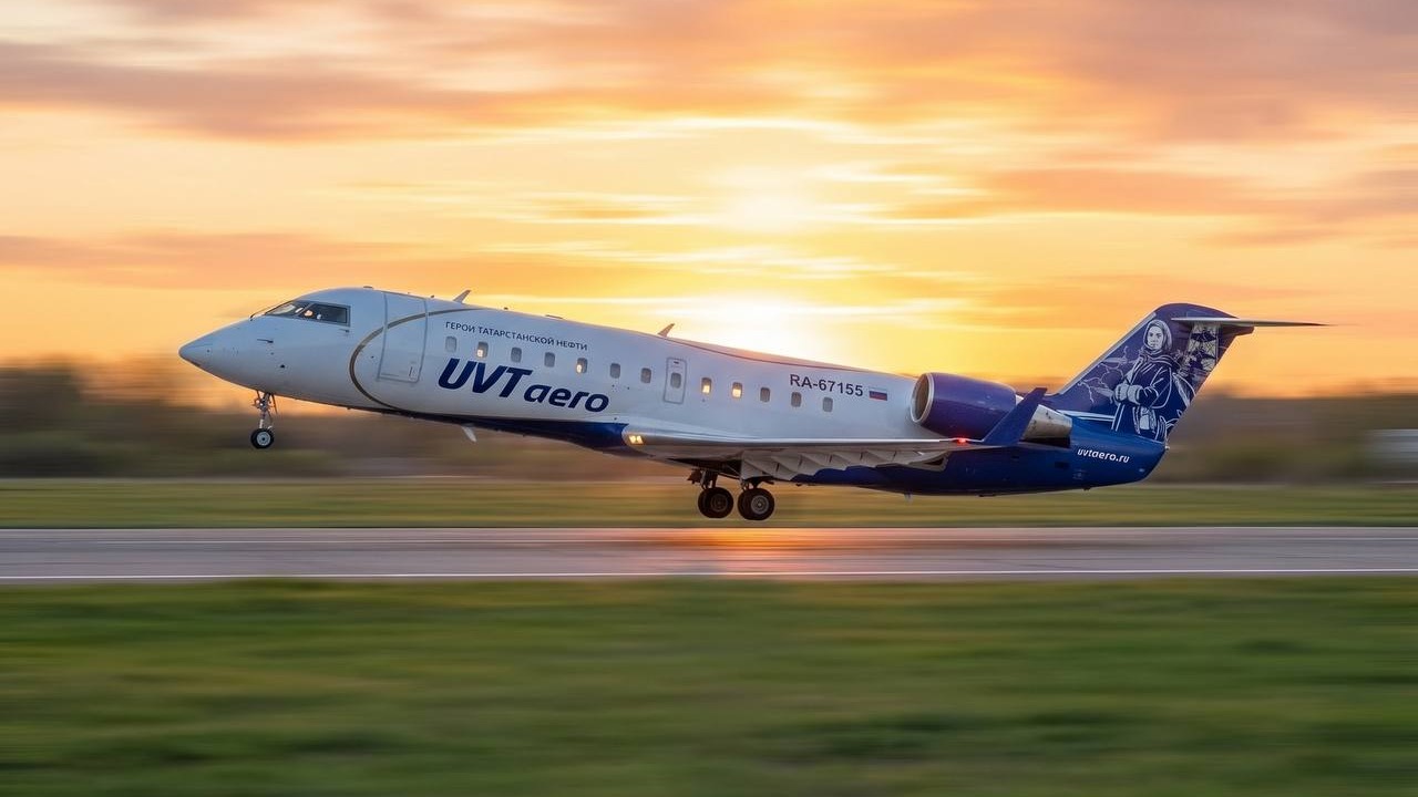 Самолет авиакомпании UVT Aero взлетает с полосы на закате
